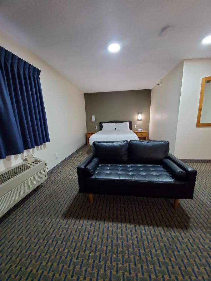 Hibbing Inn And Suites Bagian luar foto