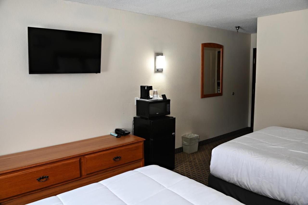 Hibbing Inn And Suites Bagian luar foto