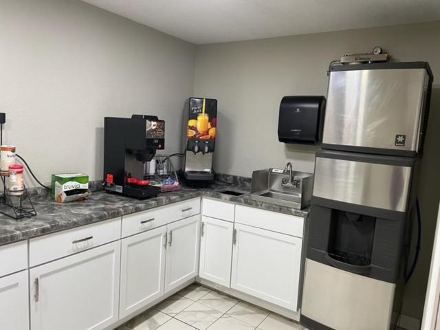 Hibbing Inn And Suites Bagian luar foto