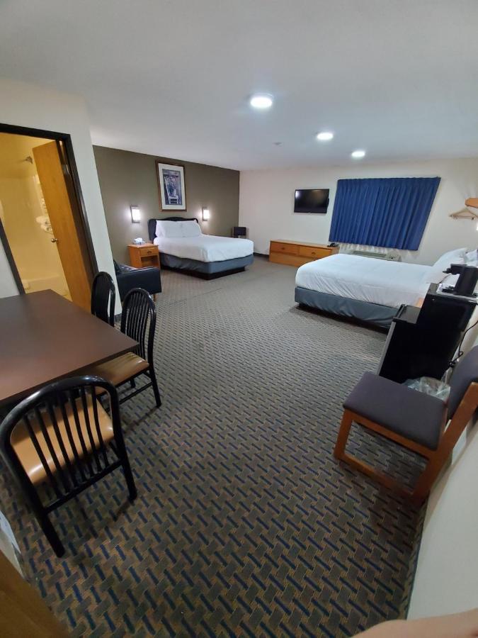 Hibbing Inn And Suites Bagian luar foto